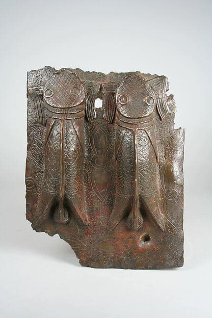 Plaque with Two Mudfish, by Ìgùn Ẹ́rọ̀nwwọ̀n (brass-casting guild) artists