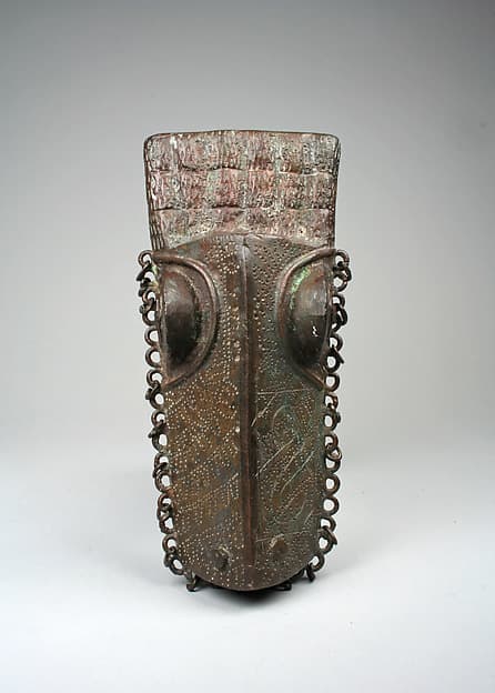 Waist pendant with crocodile head, by Ìgùn Ẹ́rọ̀nwwọ̀n (brass-casting guild) artists