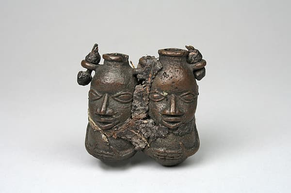 Medicine Vessel with Two Figures, by Ìgùn Ẹ́rọ̀nwwọ̀n (brass-casting guild) artists and obo (ritual specialist)
