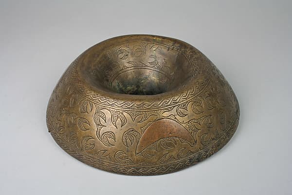 Base of Lidded Vessel, by Ìgùn Ẹ́rọ̀nwwọ̀n (brass-casting guild) artists