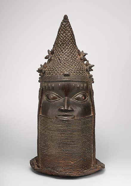 Ùhúnmwèlaò ọ́ghé iyọ́bà (head of a queen mother), by Ìgùn Ẹ́rọ̀nwwọ̀n (brass-casting guild) artists