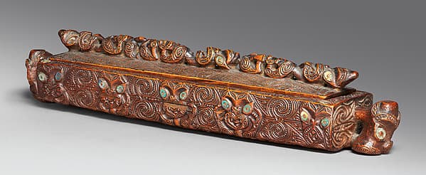 Papahou (treasure box), by Māori artist