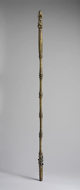 Ukhurhe (rattle staff) with Ọ́bà Ákẹ́nzùa I, by Ìgùn Ẹ́rọ̀nwwọ̀n (brass-casting guild) artists