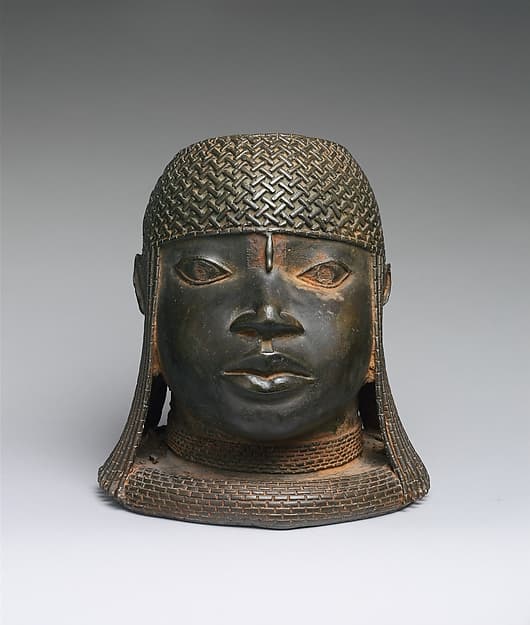 Ùhúnmwèlaò (head of an ọ́bà), by Ìgùn Ẹ́rọ̀nwwọ̀n (brass-casting guild) artists
