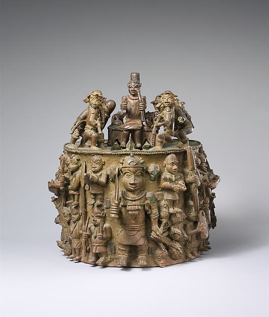 The Ézọ́mọ's Ikẹ̀gòbọ̀ (Altar to the Hand), by Ìgùn Ẹ́rọ̀nwwọ̀n (brass-casting guild) artists