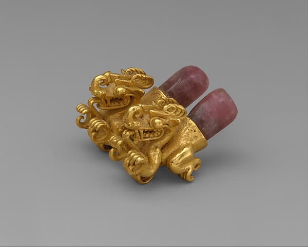 Double crocodile pendant, by Coclé (Macaracas) artist
