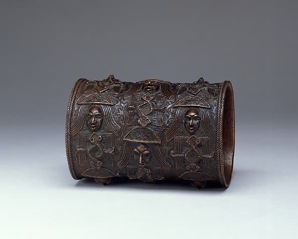 Bracelet with Portuguese heads and mudfish, by Ìgùn Ẹ́rọ̀nwwọ̀n (brass-casting guild) artists
