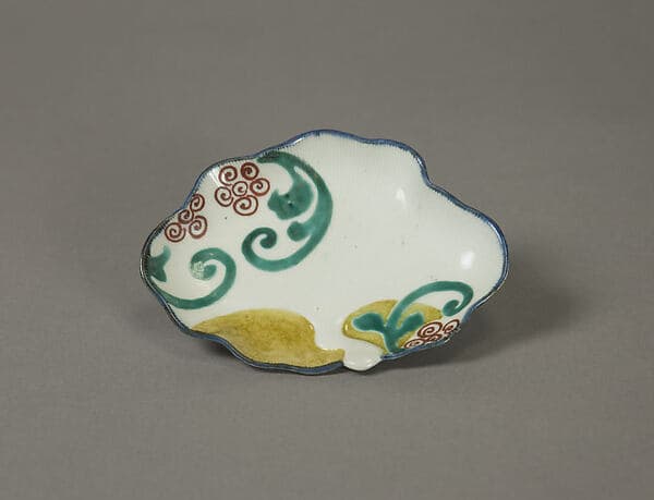 Small Dish (Kozara) with Stylized Flowers and Ferns