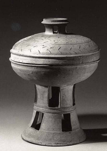 Pedestal dish with cover