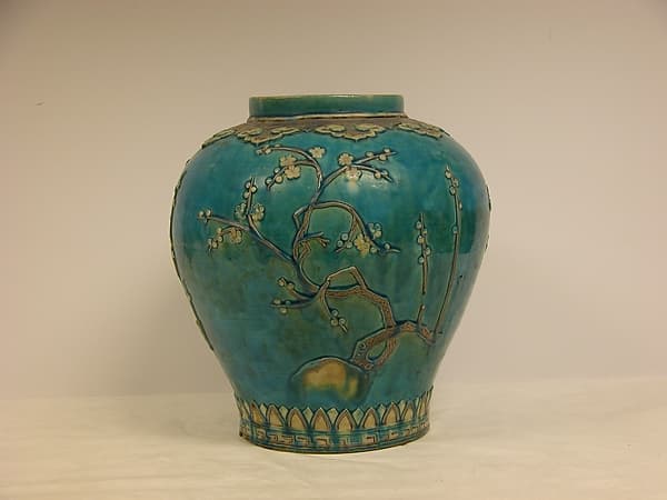 Jar decorated with plum blossoms