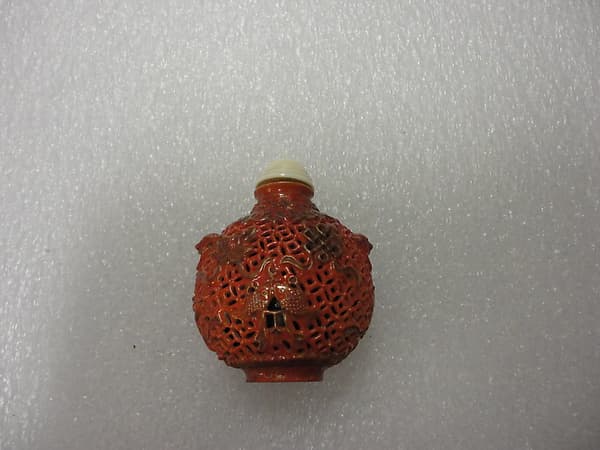 Snuff bottle with eight Buddhist treasures