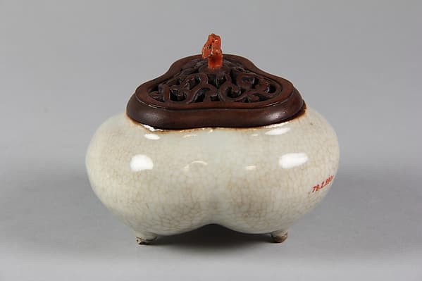 Tripod incense burner