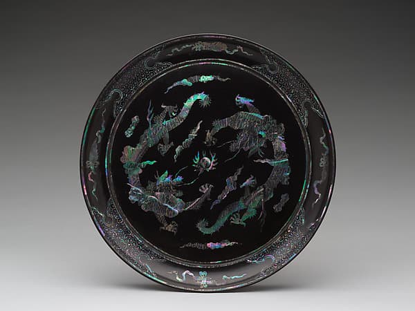 Round tray with decoration of dragons and clouds