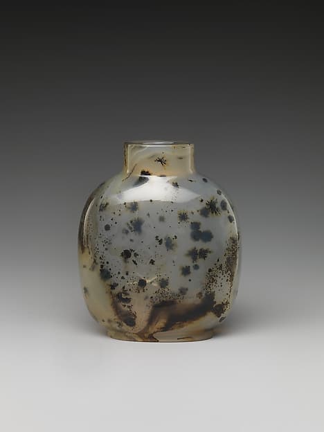 Snuff Bottle with the Artist Mi Fu Bowing to a Rock