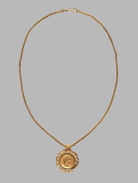 Chain with a pendant bearing an emperor's profile in an openwork frame