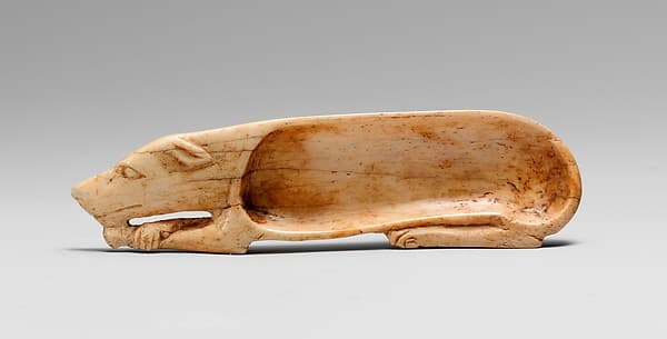Cosmetic dish in the shape of a dog