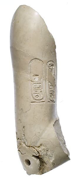 Upper right arm, bent, Aten cartouches
