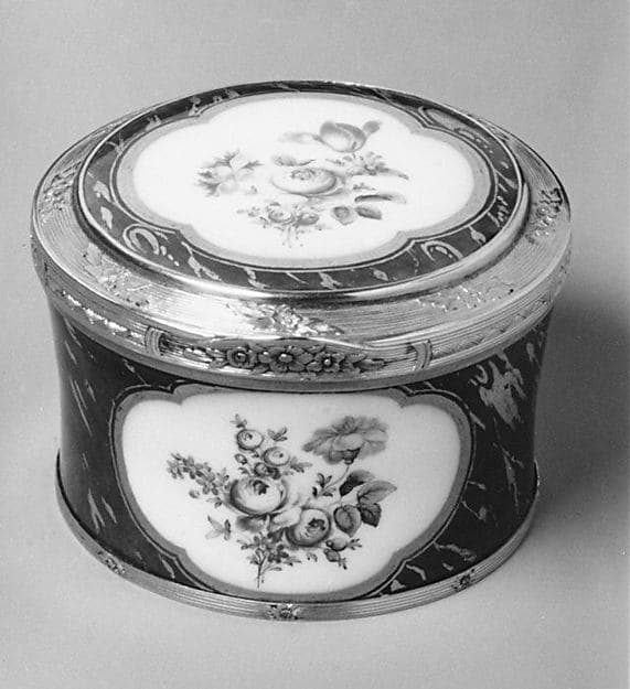 Snuffbox, by Imperial Porcelain Manufactory