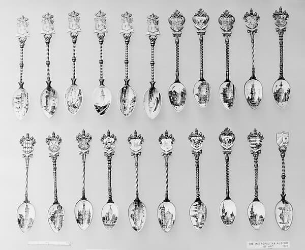Souvenir spoon with view of a government building