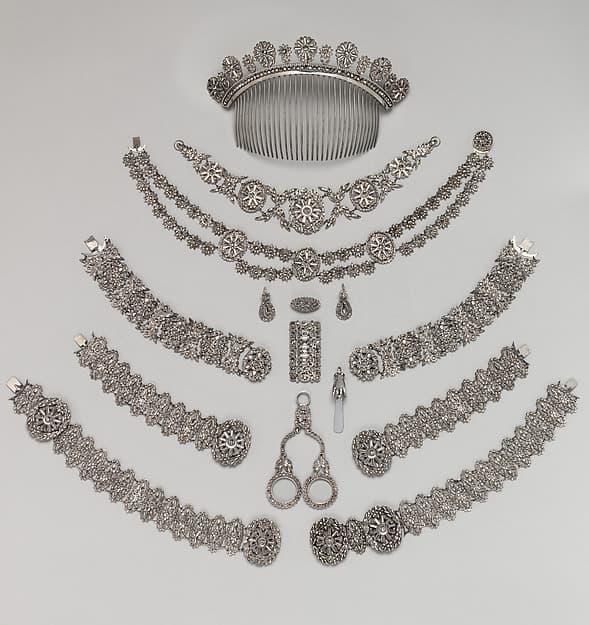 Fifteen-piece parure in leather case