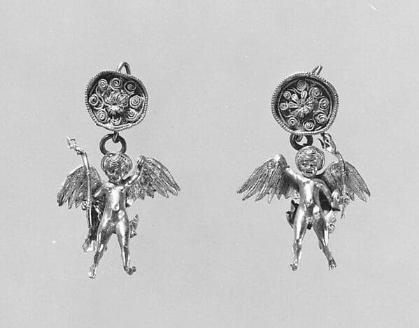 Pair of gold earrings with Erotes