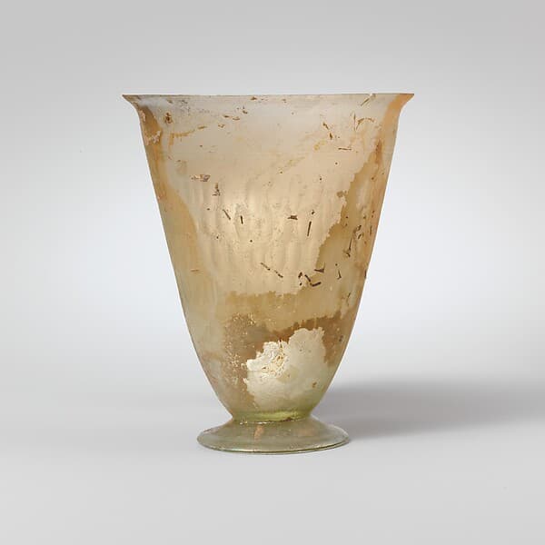 Glass beaker with facet-cut decoration