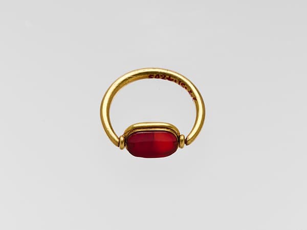 Gold ring with carnelian ring stone