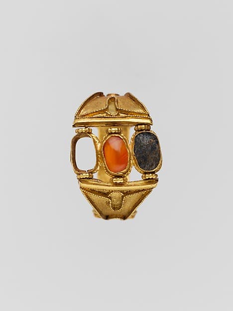 Gold ring: 3 box settings on the bezel and cloisons on the sides