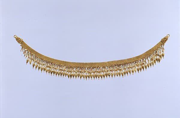 Gold strap necklace with seedlike pendants