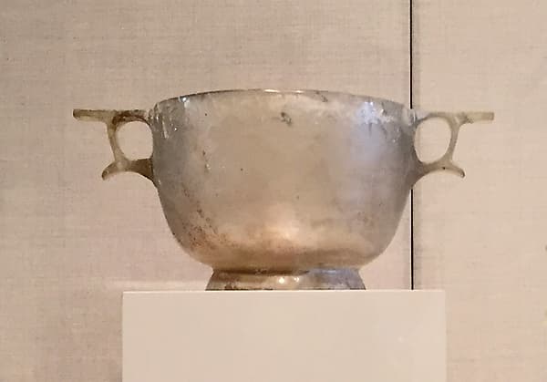 Glass skyphos (drinking cup)