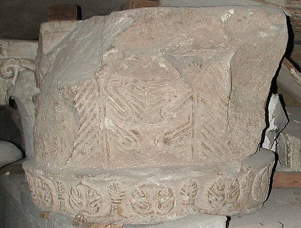 Capital with Leaves