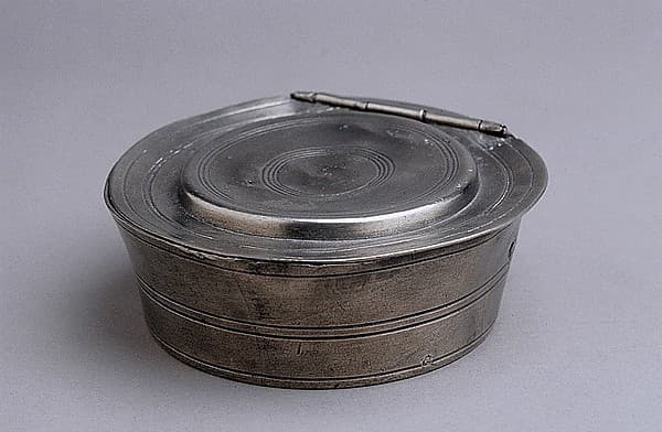 Soap dish, by Ashbil Griswold