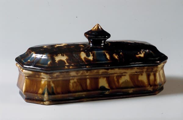 Covered Toilet Box, by United States Pottery Company