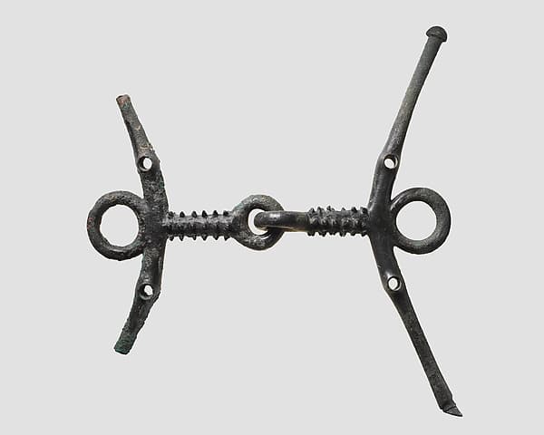 Horse bit with attached cheekpieces