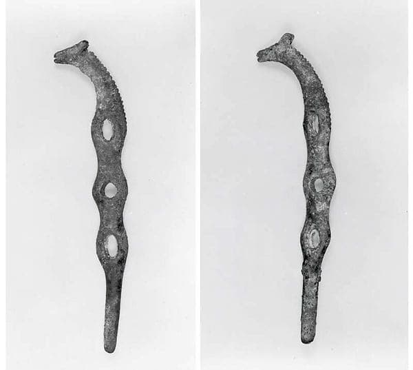 Horse bit cheekpieces in form of a horse's head