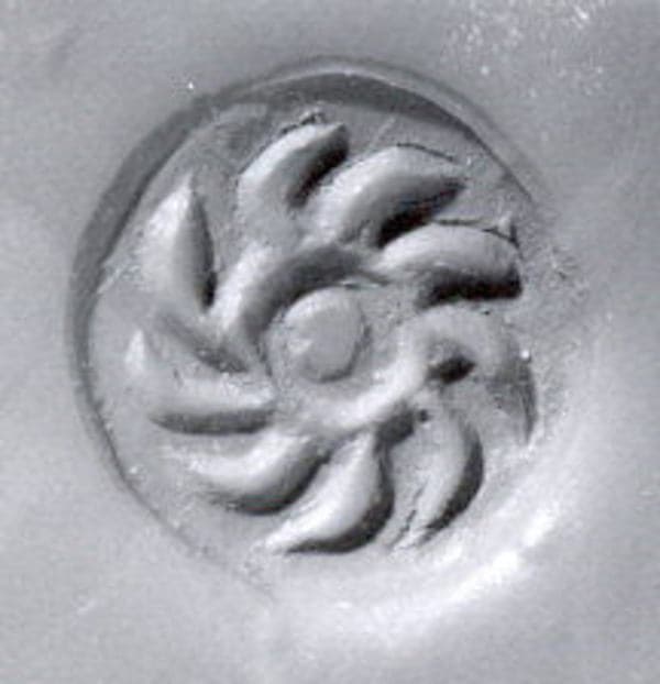 Carinated lentoid seal