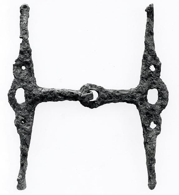 Horse bit with attached cheekpieces