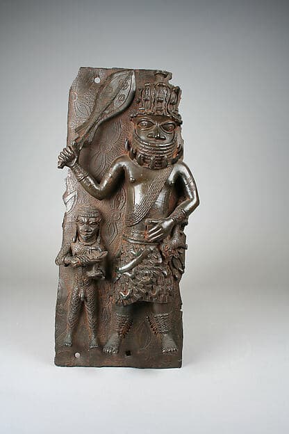 Plaque with Ìyàsẹ́ (Royal Commander) and Attendant, by Ìgùn Ẹ́rọ̀nwwọ̀n (brass-casting guild) artists