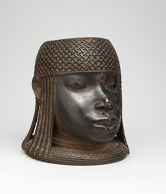 Ùhúnmwèlaò (head of an ọ́bà), by Ìgùn Ẹ́rọ̀nwwọ̀n (brass-casting guild) artists