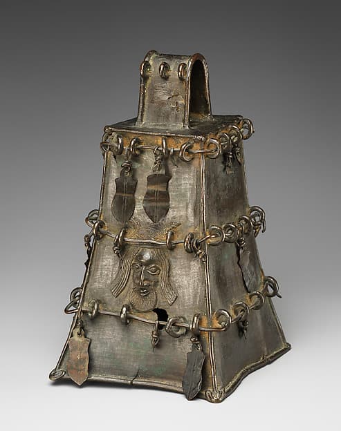 Altar bell with Portuguese heads, by Ìgùn Ẹ́rọ̀nwwọ̀n (brass-casting guild) artists