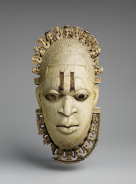 Pendant mask of Ìyọ́bà Idià, by Ìgbèsànmwà (ivory- and wood- carving guild) artists