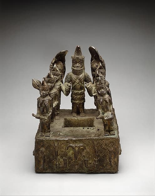 Ùrhọ̀tọ̀ (altar tableau) with an iyọ́bà (queen mother) and attendants, by Ìgùn Ẹ́rọ̀nwwọ̀n (brass-casting guild) artists