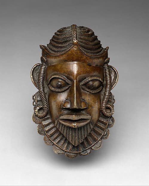 Hip ornament with Portuguese head, by Ìgùn Ẹ́rọ̀nwwọ̀n (brass-casting guild) artists