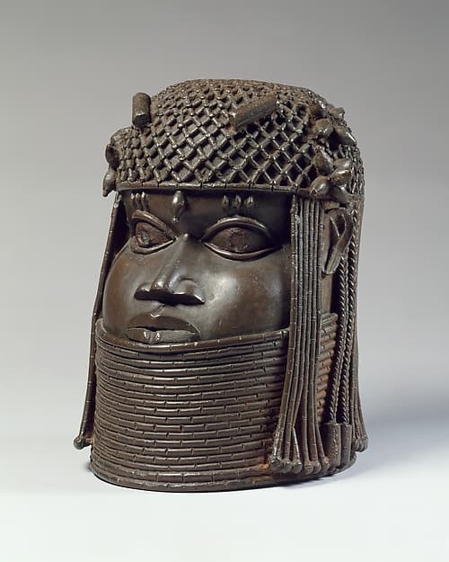 Ùhúnmwèlaò (head of an ọ́bà), by Ìgùn Ẹ́rọ̀nwwọ̀n (brass-casting guild) artists