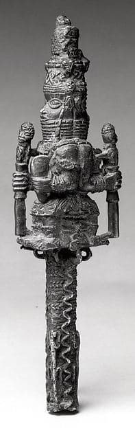 Staff finial with seated ọ́bà, by Ìgùn Ẹ́rọ̀nwwọ̀n (brass-casting guild) artists