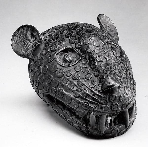 Leopard head, by Ìgùn Ẹ́rọ̀nwwọ̀n (brass-casting guild) artists