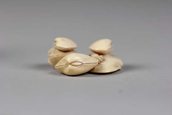Netsuke of Clam Shells, by Garaku
