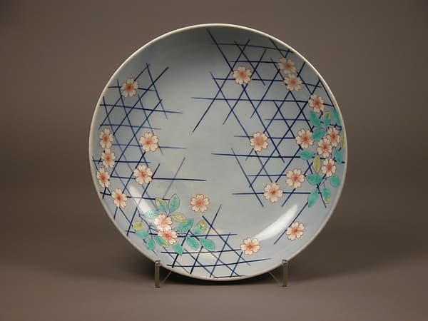 Large Dish (Shakuzara) with Cherry Blossoms and Fence