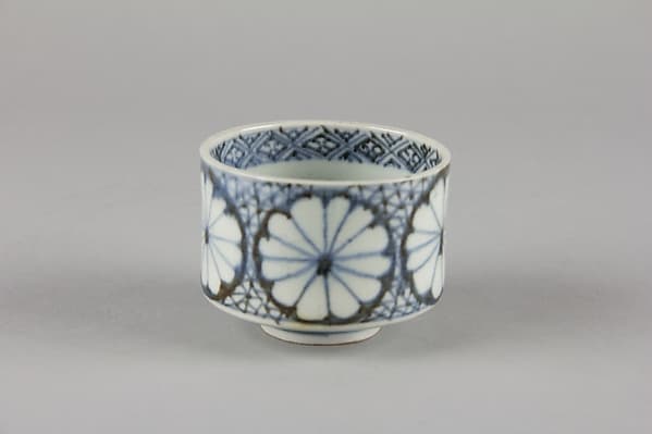 Set of Five Teacups (Yunomi-wan) with Chrysanthemum and Broken-Ice Pattern