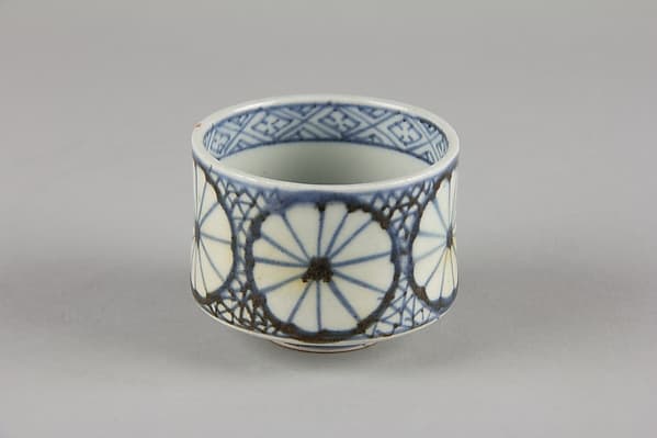 Set of Five Teacups (Yunomi-wan) with Chrysanthemum and Broken-Ice Pattern